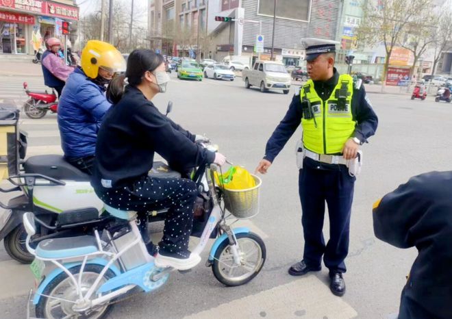 路标准明确牌照、驾照及注意事项一文说清楚龙8国际电子游戏娱乐平台3月起电动车上(图2)