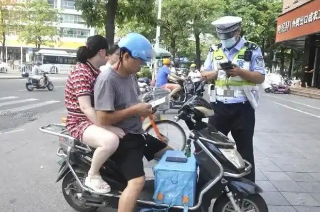 路标准明确牌照、驾照及注意事项一文说清楚龙8国际电子游戏娱乐平台3月起电动车上(图5)
